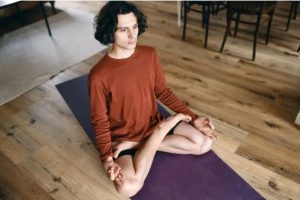 Meditation with Open Eyes vs. Closed Eyes: Techniques and Benefits