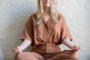 Yoga for Vata Dosha: 7 Grounding Poses, Pranayama and Meditation Exercises